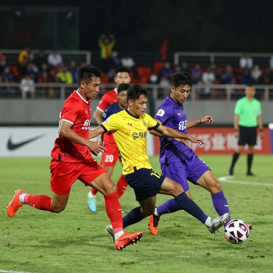 Kỳ chuyển nhượng V.League: tin đồn dày, dữ liệu mỏng và nhịp đập thật ở sân tập