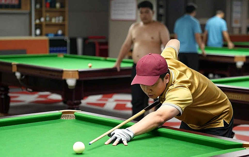 Đêm Leicester, hai khung quyết định: Crowley gục ngã trước nhà vô địch thế giới, Brown để một cái tên Trung Quốc cướp mất trận đấu
